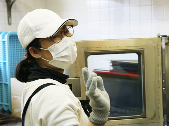 笑顔でピースサインで微笑む、ここからワークスおかやまの職員