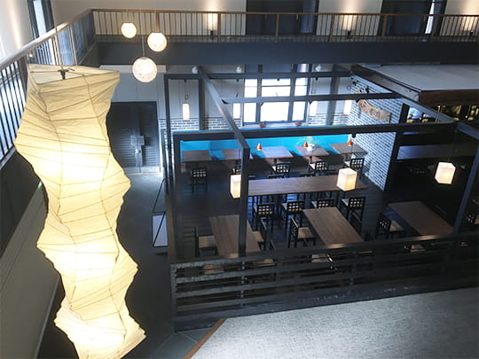 飲食店の無天茶坊の店内を二階から撮影した様子