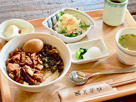無天茶坊で提供されているルーローハンや野菜、杏仁豆腐などのランチセット
