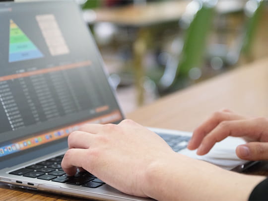 パソコンを使用して、作業するワーカーさん