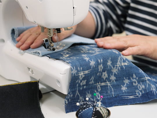 ミシンを使って縫製の作業をするワーカーさん